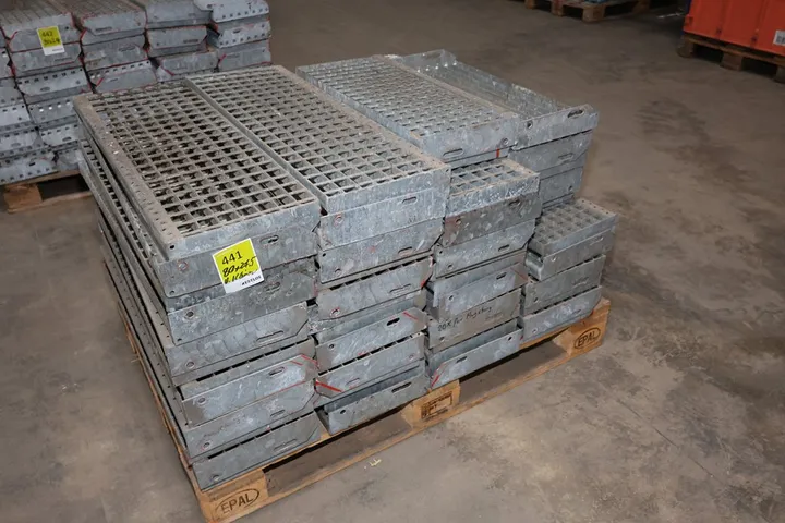 Konvolut Metall Treppenstufen Maße: 80 x 27,5 cm